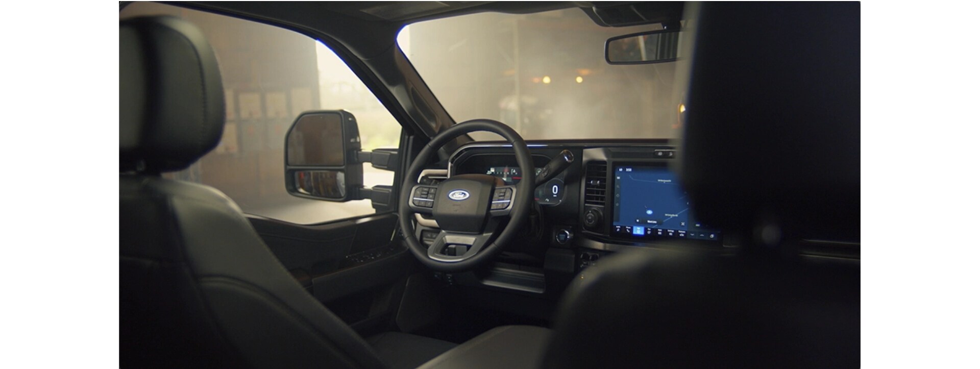 Intérieur d'un Ford Super Duty montrant le volant et l'écran tactile de la console centrale.  